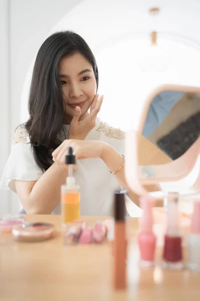 Teenager Using Cosmetic Try Make Her Vlogger — Φωτογραφία Αρχείου