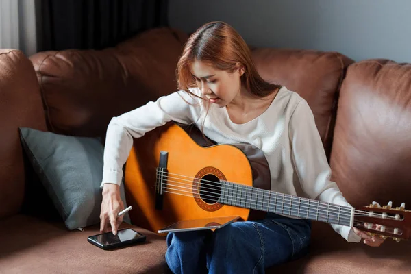 Una Mujer Principiante Tocando Lección Guitarra Acústica — Foto de Stock
