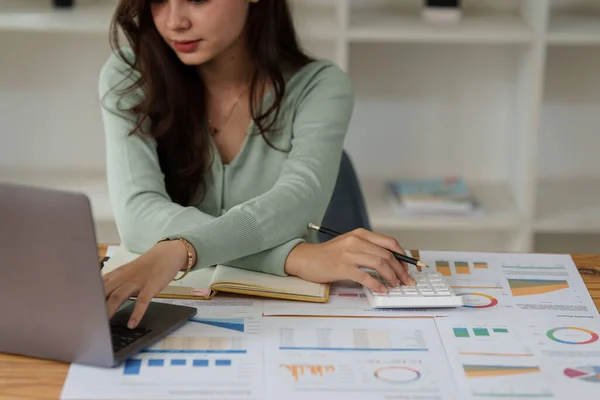Business Woman Analyzes Companys Financial System Paperwork Desk — Φωτογραφία Αρχείου