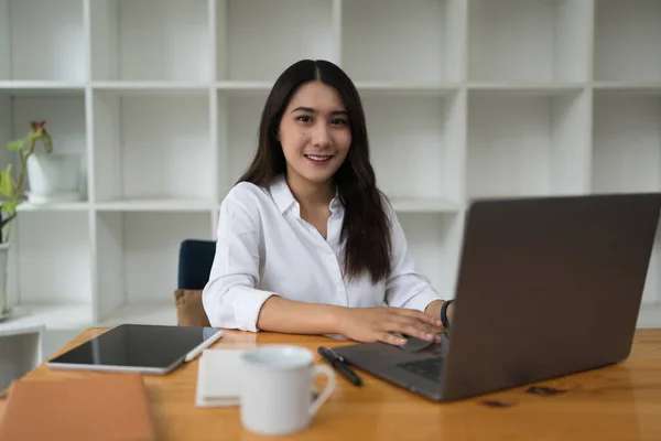 Asian Business Woman Video Call Laptop Online Meeting Concept — Stok fotoğraf