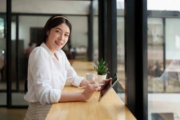 Freelance Concept Business Woman Using Digital Tablet Cafe — 스톡 사진