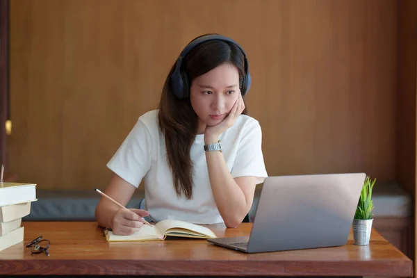 Back School Concept Young College Woman Using Laptop Library — Stockfoto