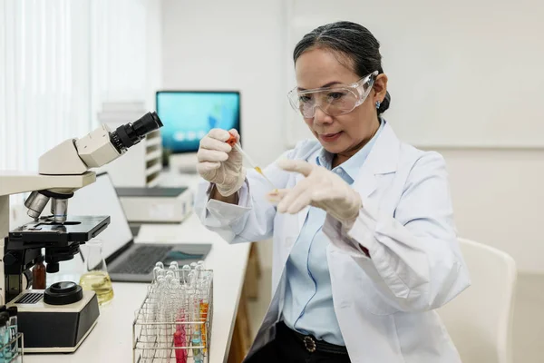 Scientist Holding Test Tube Containing Cannabis Extract — Fotografia de Stock