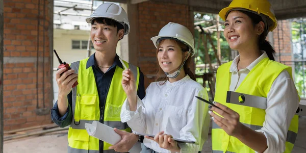 Structural Engineer Architect Discussing Working Blueprints Outdoors Construction Site — 스톡 사진