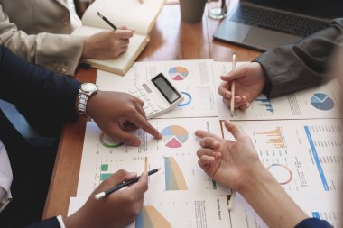 Business advisor meeting to analyze and discuss the situation on the financial report.