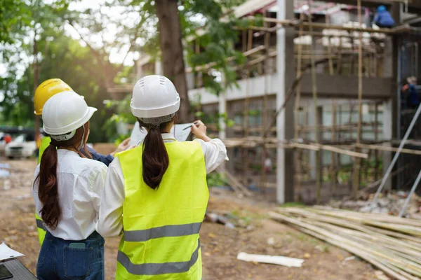 Structural Engineer Architect Discussing Working Blueprints Outdoors Construction Site — Stockfoto