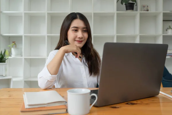 Business Woman Making Business Video Call Talking Laptop Account Finance — Stok fotoğraf