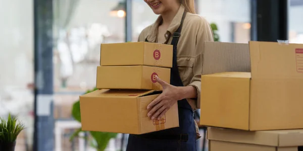 Attractive Asian Sme Business Woman Checking Order Warehouse — Stockfoto