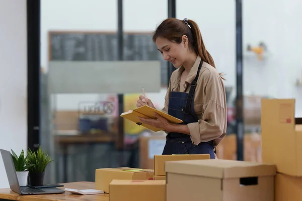 Attractive Asian Sme Business Woman Checking Order Warehouse — Foto de Stock