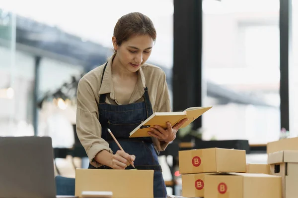 Attractive Asian Sme Business Woman Checking Order Warehouse — Foto de Stock