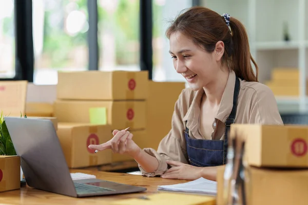 Attractive Asian Sme Business Woman Checking Order Warehouse — Foto de Stock