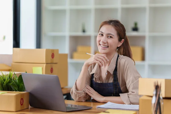 Attractive Asian Sme Business Woman Checking Order Warehouse — Φωτογραφία Αρχείου