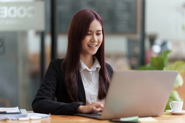 Businesswoman Having Video Call Laptop While Discussion Business Partner — Fotografia de Stock