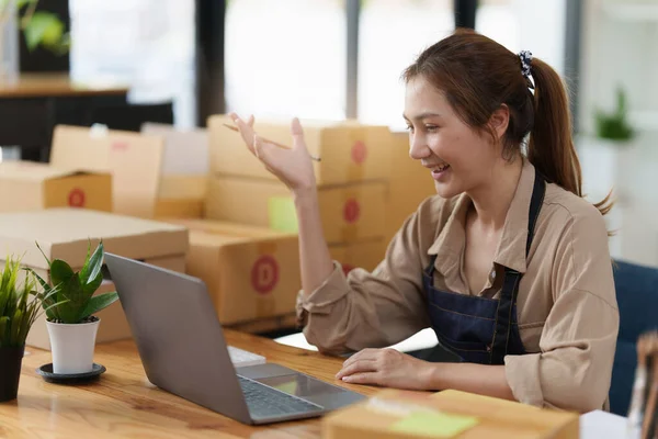Attractive Asian Sme Business Woman Checking Order Warehouse — Foto de Stock
