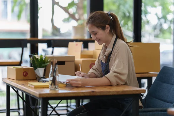 Attractive Asian Sme Business Woman Checking Order Warehouse — Foto de Stock