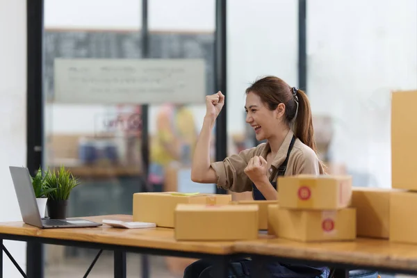 Attractive Asian Sme Business Woman Checking Order Warehouse — Foto de Stock