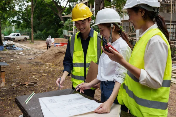 Structural Engineer Architect Discussing Working Blueprints Outdoors Construction Site — 스톡 사진