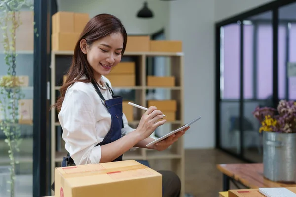 Attractive Asian Entrepreneur Business Woman Checking Order — Foto de Stock