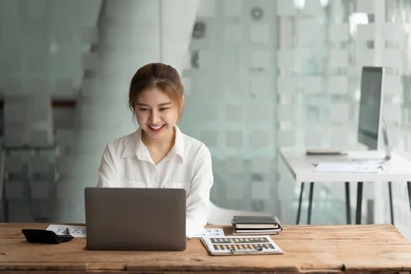 Beautiful Young Asian Business Woman Using Laptop Office — Foto de Stock