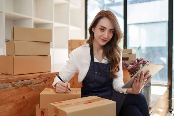 Attractive Asian Sme Business Woman Working Home Office Online Shopping — Foto de Stock