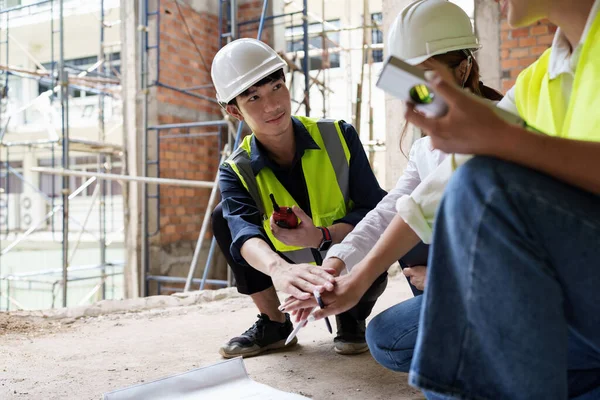 Structural Engineer Architect Discussing Working Blueprints Outdoors Construction Site — Stockfoto
