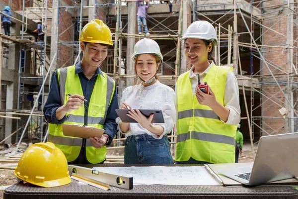 Structural Engineer Architect Discussing Working Blueprints Outdoors Construction Site — 스톡 사진