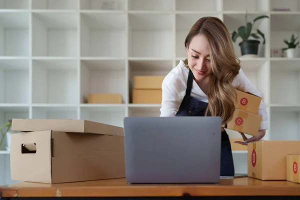 Attractive Asian Sme Business Woman Working Home Office Online Shopping — Stockfoto