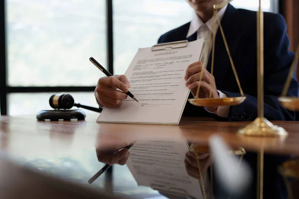 Lawyer Working Reading Agreement Contract Office Workplace Consultant Lawyer Concept — Foto Stock