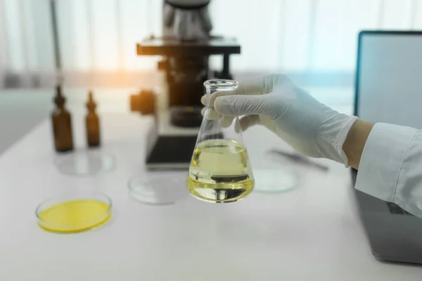 Scientist Test Tube Containing Cannabis Extract — Fotografia de Stock