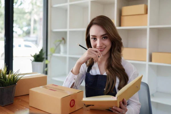Attractive Asian Sme Business Woman Working Home Office Online Shopping — Foto de Stock