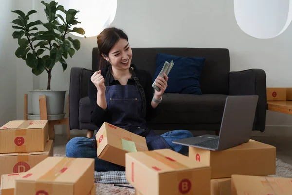 Asian Sme Business Woman Holding Money Happy Online Shopping Concept — Foto de Stock