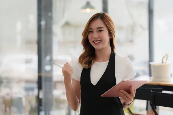 Beautiful Asian Women Barista Smiling Using Tablet Her Cafe — 스톡 사진