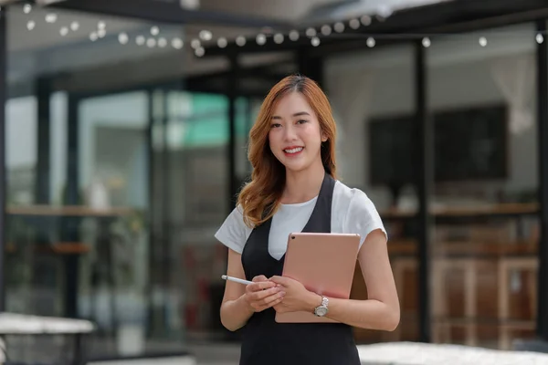 Beautiful Asian Women Barista Smiling Using Tablet Her Cafe — 스톡 사진