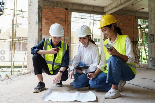 Structural Engineer Architect Discussing Working Blueprints Outdoors Construction Site — 스톡 사진