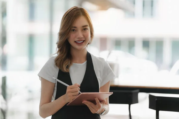 Beautiful Asian Women Barista Smiling Using Tablet Her Cafe — 스톡 사진
