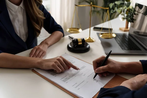 Mujer Negocios Abogados Discutiendo Papeles Contractuales Con Escala Latón Escritorio — Foto de Stock