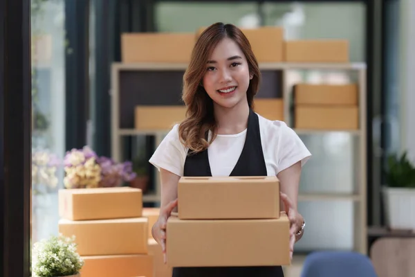 Asian Woman Employee Freelance Parcel Box Delivery Customer — Stockfoto
