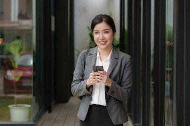 Bir iş kadını, dijital tasarruf hesabı açmak için online bankacılık programı kullanarak KYC 'yi tamamlıyor. Siber güvenliğin tanımı