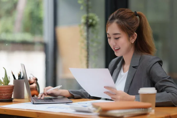 Modern Business Woman Analysis Financial Paperwork Document — Stok fotoğraf