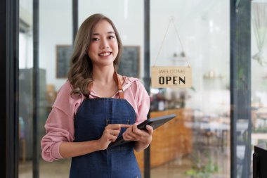 Cafe açıkken Asyalı kahveci gülümsüyor. KOBİ girişimci iş konsepti.