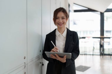 Fon yöneticileri danışma ve dijital tablet ile yatırım borsası analizi hakkında tartışmak.