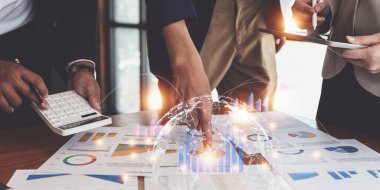 Fon yöneticileri takım danışmanlığı ve dijital tablet üzerinden yatırım borsası analizi hakkında tartışmalar