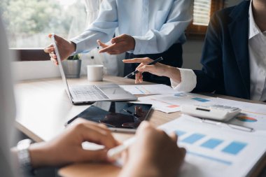 Dijital tablet ve yönetimle çalışan bir grup bilişim danışmanı büyük veriler elde ediyor ve şirketin mali belgelerini analiz ediyor.