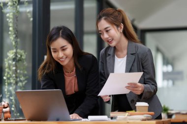 Fon yöneticileri takım danışmanlığı ve dizüstü bilgisayarla yatırım borsası analizi hakkında tartışmalar.