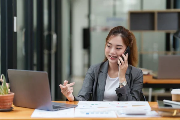 Young Asian Business Woman Smiling Talking Mobile Phone — Stockfoto