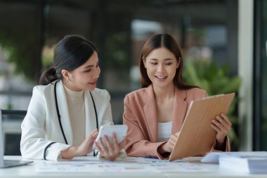 Bir grup İşkadını ve Muhasebeci, yolsuzluk hesabının soruşturulması için veri belgelerini inceliyor. Rüşvet karşıtı kavram.