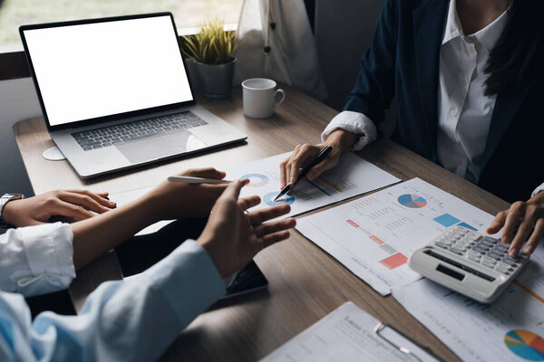 Группа ИТ-консультантов, работающих по цифровым планшетам и управлению большими данными и анализирующих финансовый документ компании.