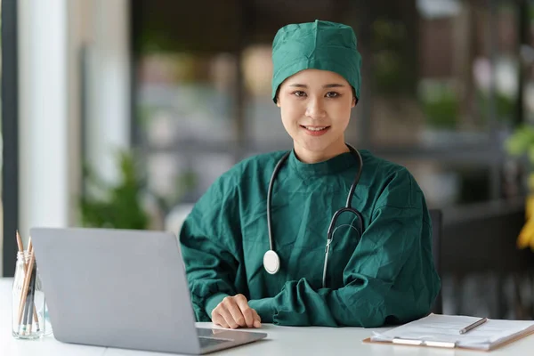 Doctor Working Laptop Clinic Medical Technology Network Concept — Stock Photo, Image