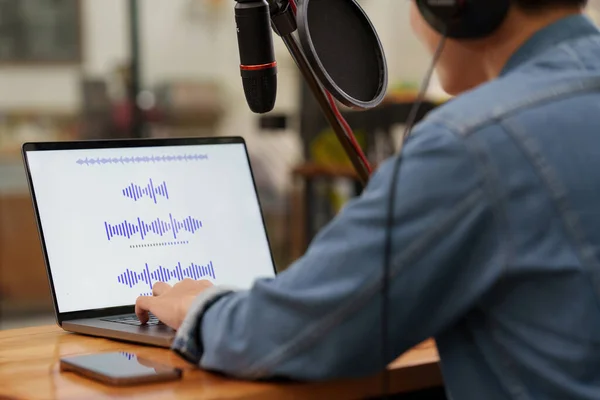 Podcaster Editing Audio Podcast Working Home Studio — Stock fotografie