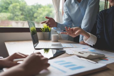 Fon yöneticileri takım danışmanlığı ve dijital tablet üzerinden yatırım borsası analizi hakkında tartışmalar.